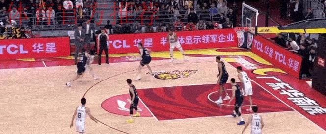 申京补篮被哈达威背后推搡，裁判未做任何吹罚